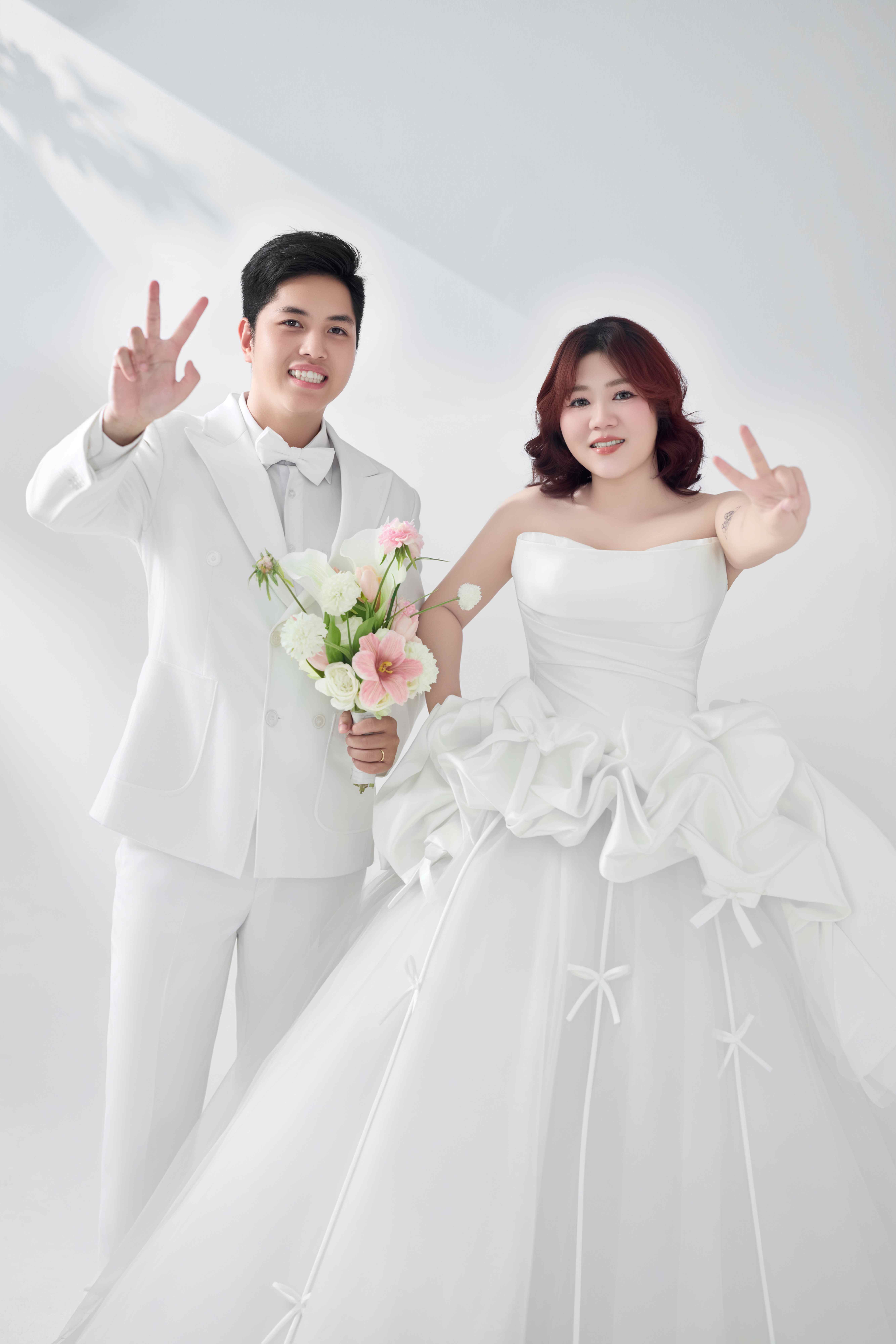 Vui vẻ trong trang phục trắng